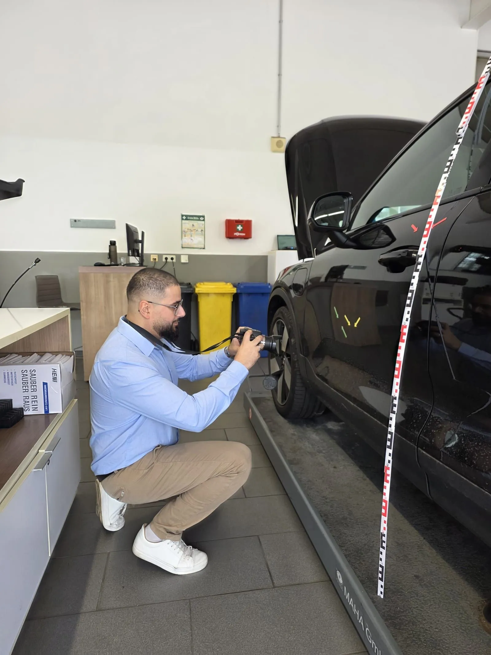 Muhammed Erdogdu fotografiert einen Schaden am Fahrzeug.